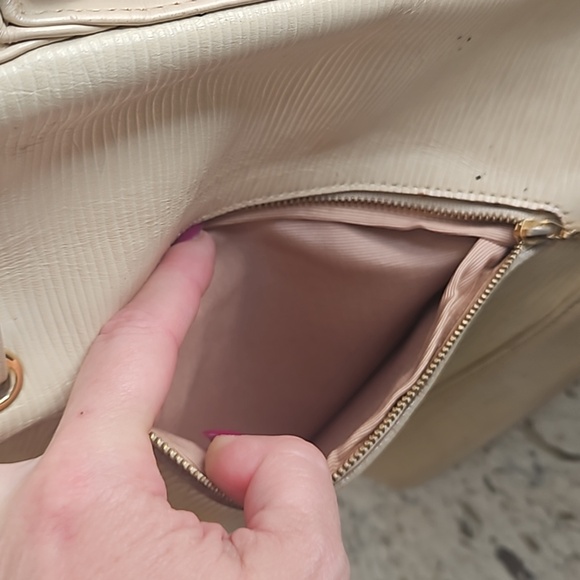 Valentino Garavani Elegant Cream Bucket Bag - Picture 6 of 13